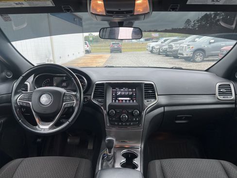 Used 2020 Jeep Grand Cherokee Laredo image 9