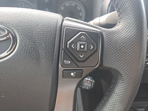 Used 2017 Toyota Tacoma TRD Sport w/ Tow Package (A/T) image 18