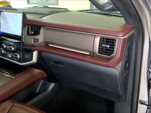 Used 2024 Ford Expedition Limited image 19