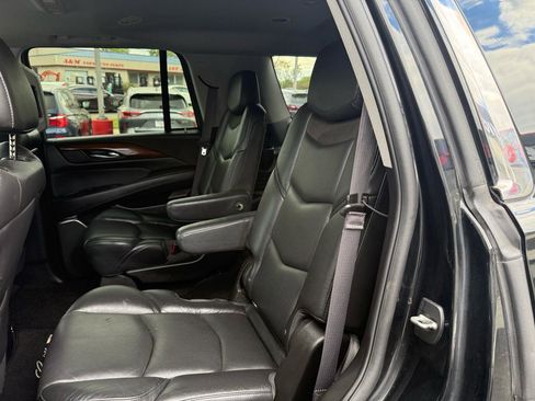 Used 2017 Cadillac Escalade Luxury AWD/4WD image 10
