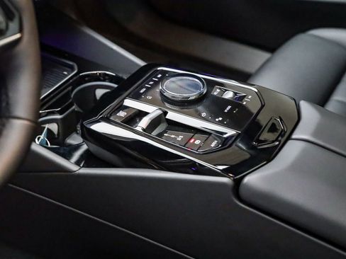 Used 2025 BMW 530i w/ Premium Package image 24