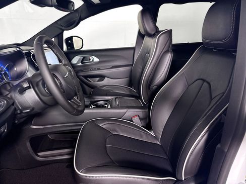 New 2026 Chrysler Pacifica Limited w/ Uconnect Theater Family Group image 11