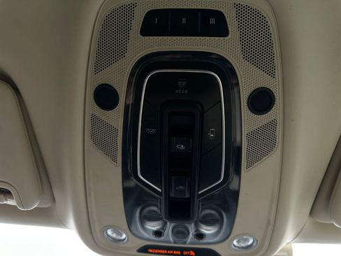 Used 2017 Bentley Bentayga AWD/4WD image 53