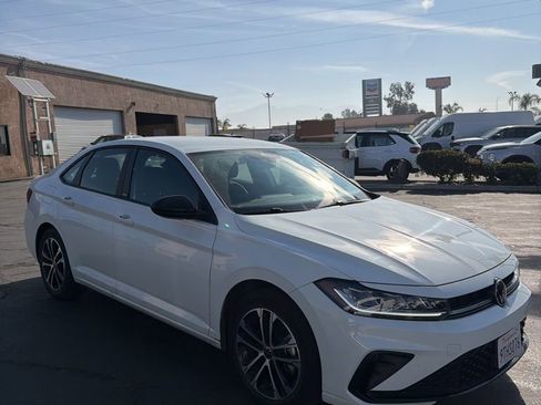 Used 2025 Volkswagen Jetta Sport image 3