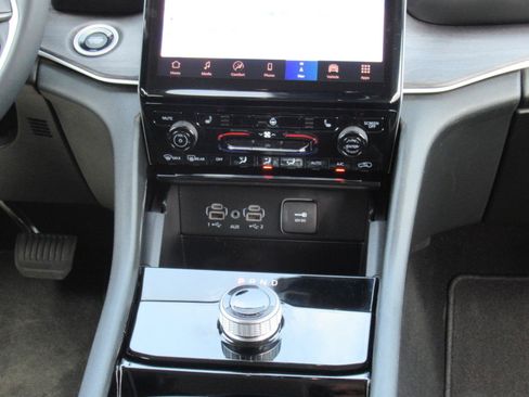 Used 2023 Jeep Grand Cherokee L Limited w/ Luxury Tech Group II RWD image 18