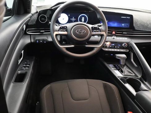 Used 2023 Hyundai Elantra SEL w/ Convenience Package FWD image 4