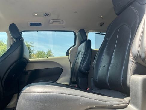 Used 2019 Chrysler Pacifica Touring-L FWD image 11