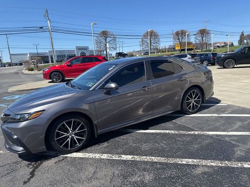 Used 2021 Toyota Camry SE image 10