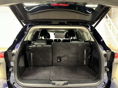 Used 2024 Toyota Highlander XLE FWD image 24