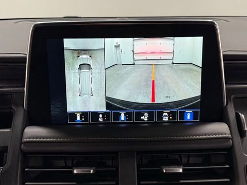 Used 2023 GMC Yukon XL SLT w/ SLT Luxury Package image 28