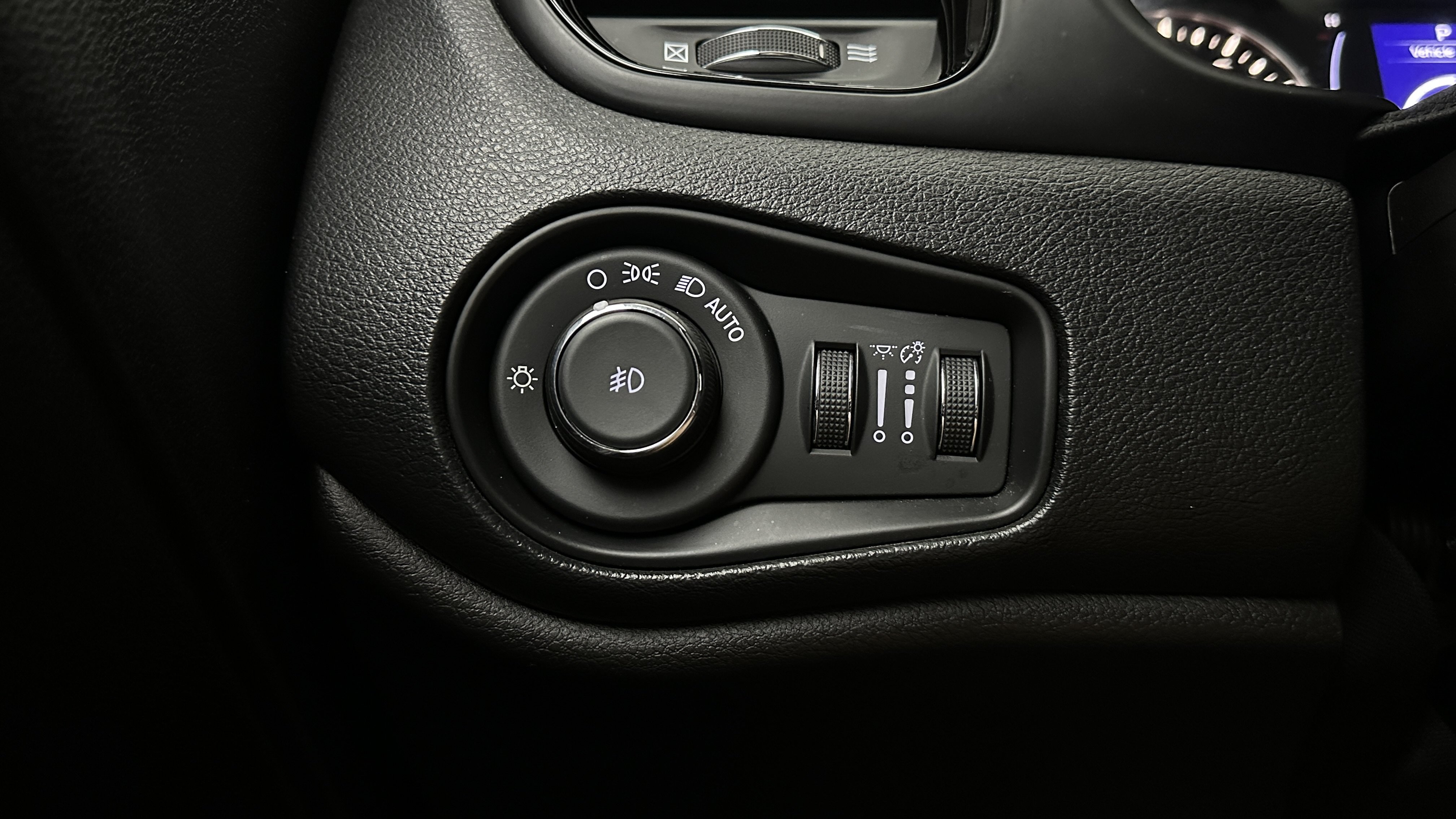 Used 2018 Jeep Renegade Altitude FWD image 25