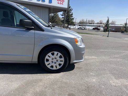 Used 2019 Dodge Grand Caravan SE FWD image 14