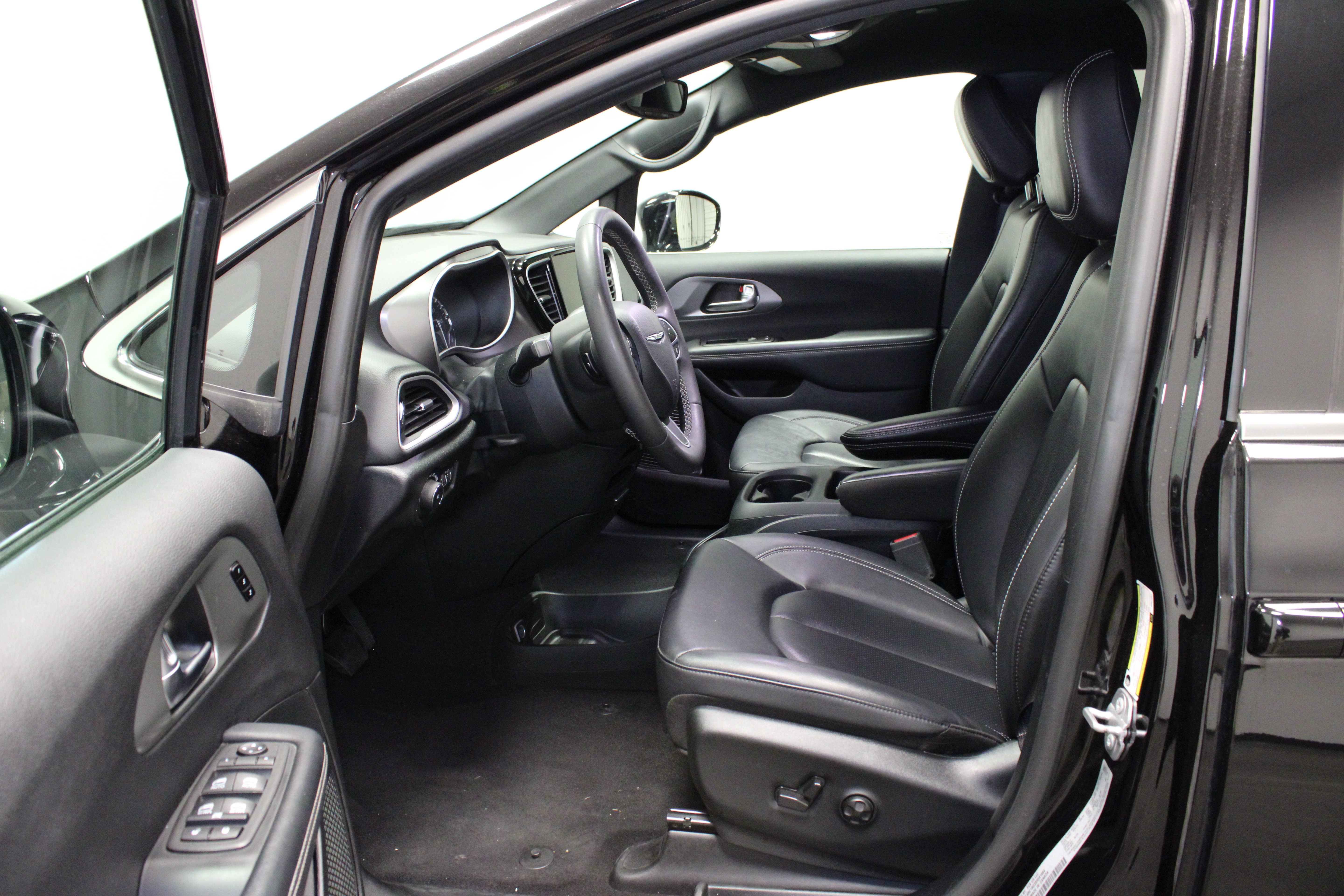Used 2025 Chrysler Pacifica Select FWD image 18
