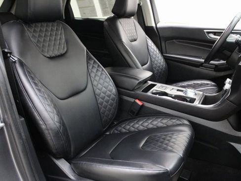 Certified 2024 Ford Edge Titanium image 4