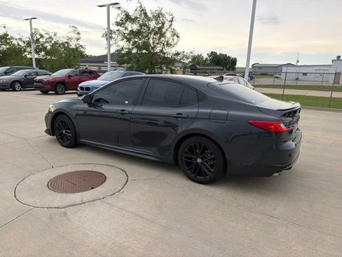 Used 2025 Toyota Camry SE w/ Convenience Package FWD image 2
