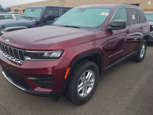 Used 2024 Jeep Grand Cherokee Laredo image 4