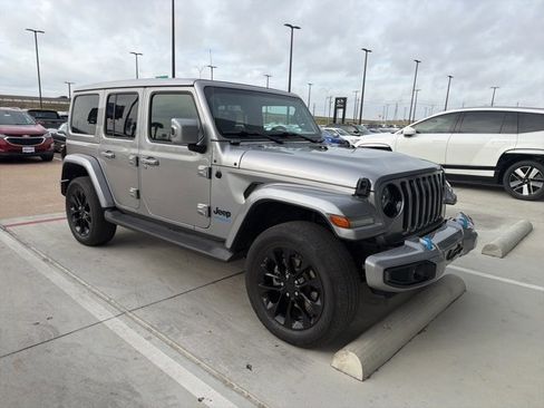 Used 2021 Jeep Wrangler Unlimited Sahara image 3