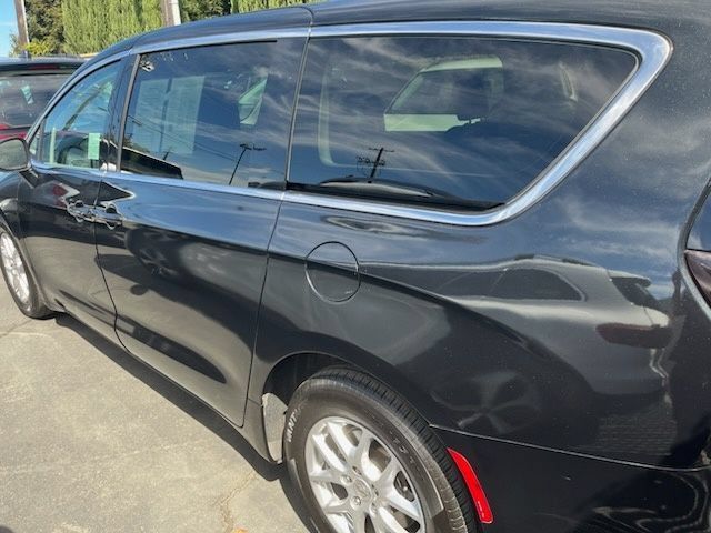 Used 2023 Chrysler Pacifica Touring-L FWD image 8