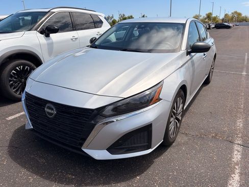 Used 2024 Nissan Altima 2.5 SV FWD image 2