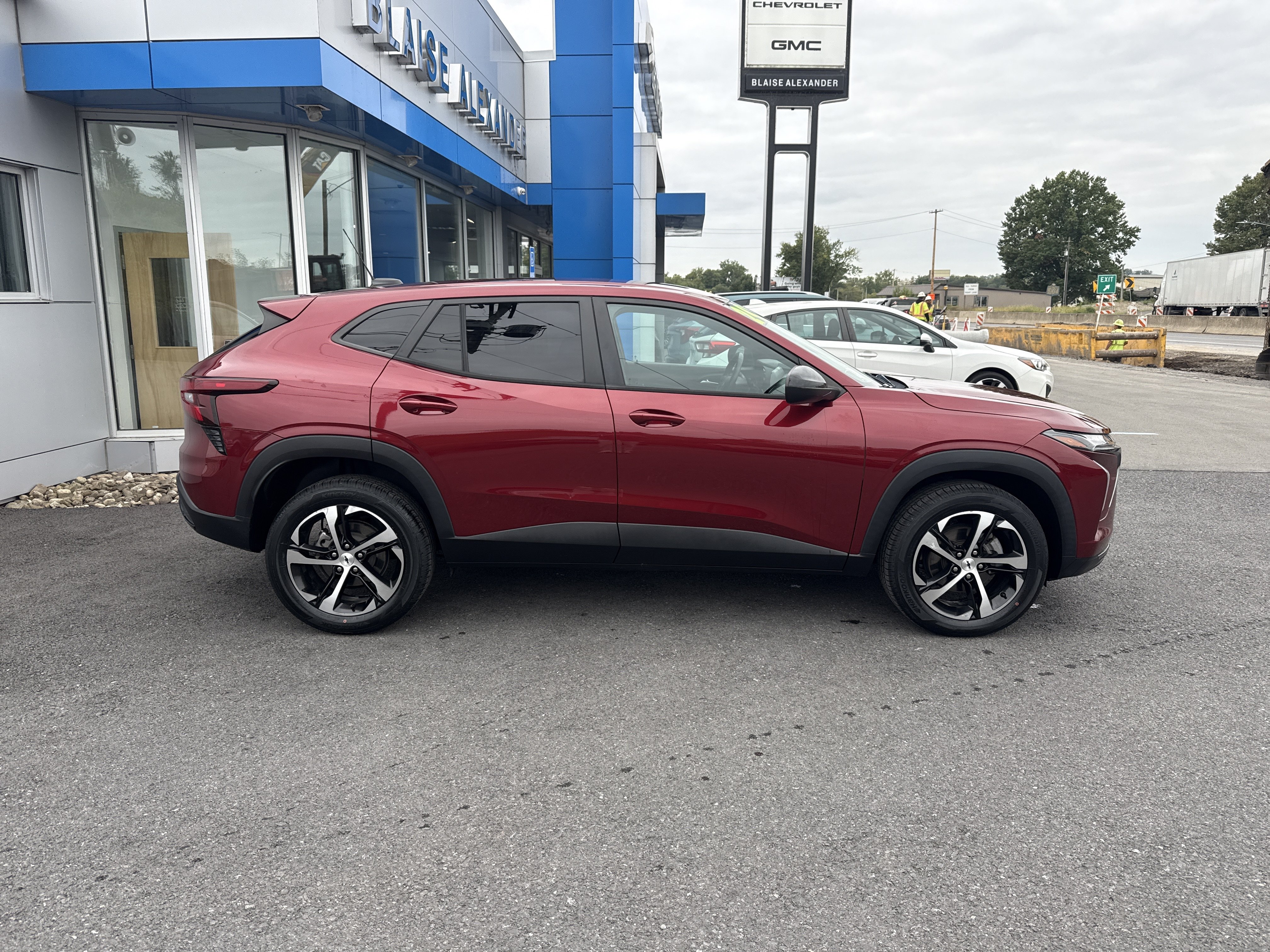 Used 2024 Chevrolet Trax RS w/ Driver Confidence Package FWD image 2