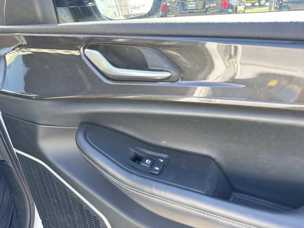 Used 2022 Jeep Grand Cherokee L Laredo RWD image 15