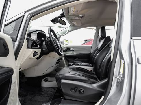 Used 2021 Chrysler Pacifica Touring-L FWD image 3