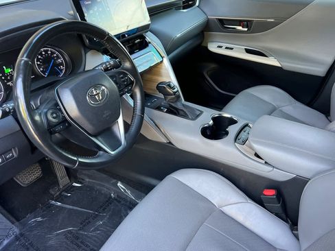 Used 2021 Toyota Venza Limited image 11