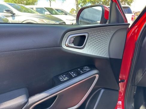 Used 2025 Kia Soul LX w/ LX Technology Package FWD image 24