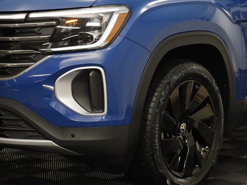 Used 2025 Volkswagen Atlas SE w/ Panoramic Sunroof Package image 3