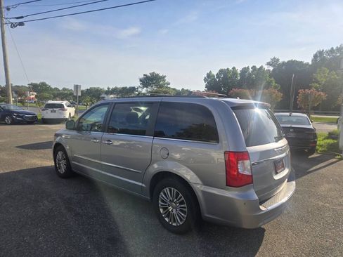 Used 2016 Chrysler Town & Country Touring-L FWD image 8