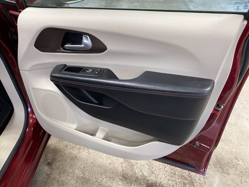 Used 2017 Chrysler Pacifica Touring Plus w/ Tire & Wheel Group FWD image 18