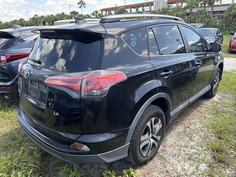 Used 2018 Toyota RAV4 LE FWD image 7