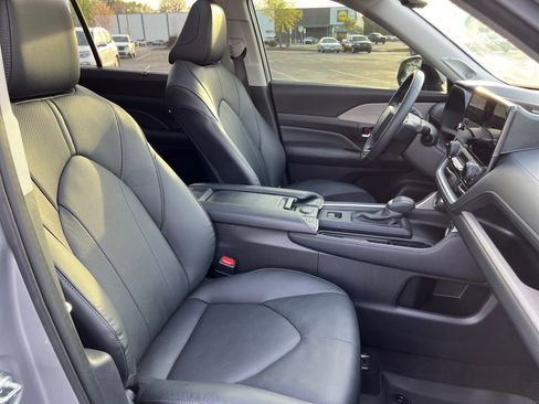 Used 2024 Toyota Grand Highlander Limited FWD image 28
