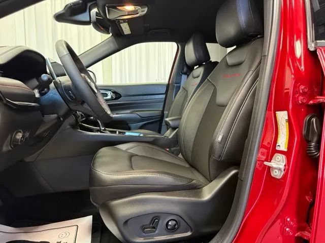 Used 2025 Jeep Compass Trailhawk w/ Trailhawk Convenience Group AWD/4WD image 5