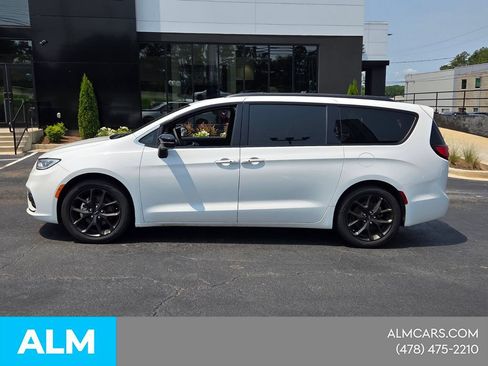 Used 2025 Chrysler Pacifica Limited FWD image 4