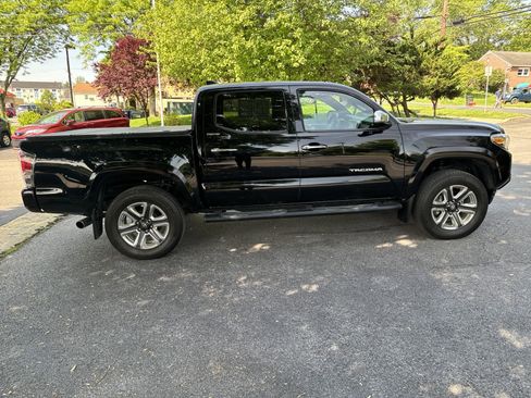 Used 2017 Toyota Tacoma Limited image 8