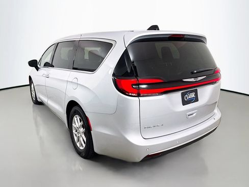 Used 2024 Chrysler Pacifica Touring-L FWD image 5