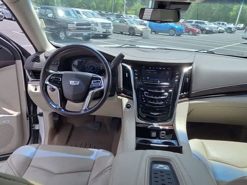 Used 2017 Cadillac Escalade Luxury AWD/4WD image 7