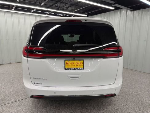 New 2026 Chrysler Pacifica Select image 5