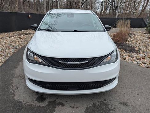 Used 2024 Chrysler Voyager LX image 8