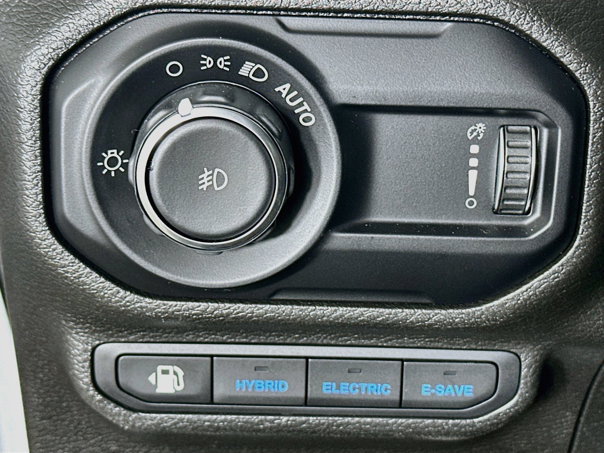 Used 2023 Jeep Wrangler Unlimited Sahara w/ Cold Weather Group AWD/4WD image 17