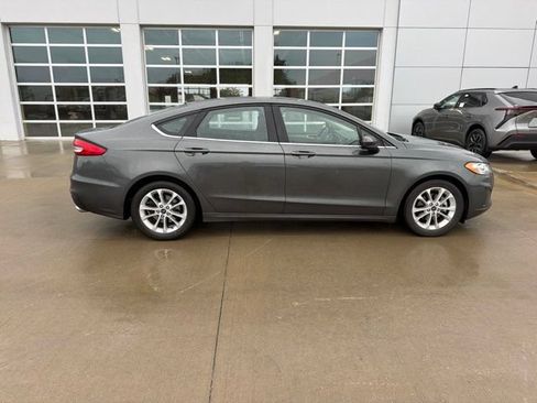 Used 2019 Ford Fusion SE FWD image 2