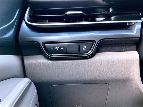 Used 2025 Kia Carnival FWD image 33