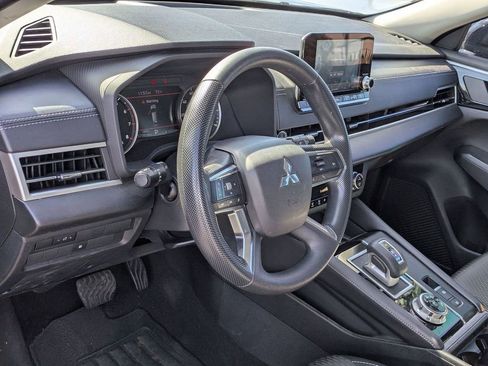 Used 2022 Mitsubishi Outlander ES image 4