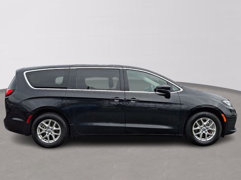 Used 2023 Chrysler Pacifica Touring-L FWD image 7