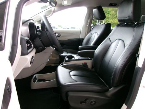 Used 2024 Chrysler Pacifica Touring-L FWD image 12