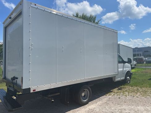 Used 2022 Chevrolet Express 3500 w/ Power Convenience Package image 4