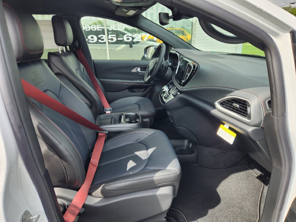New 2027 Chrysler Pacifica Select FWD image 10