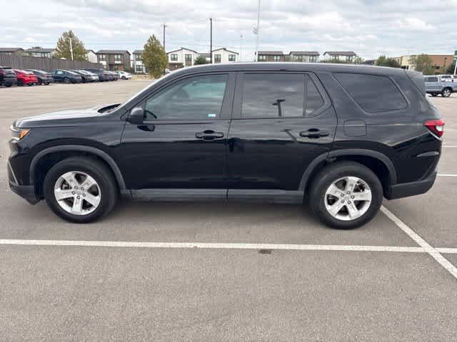 Used 2023 Honda Pilot LX image 2