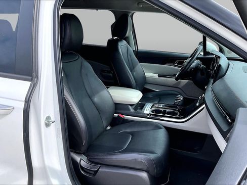 Used 2023 Kia Carnival EX FWD image 9